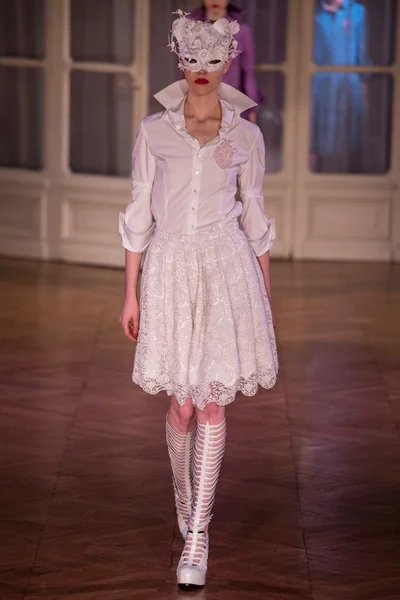 Look 16
